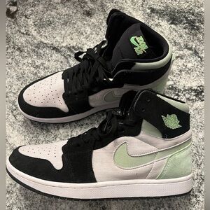 AIR JORDAN 1 ZOOM CMFT 2 - Honeydew. Worn once. Men’s size 11.